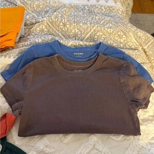 2 old navy basic tees